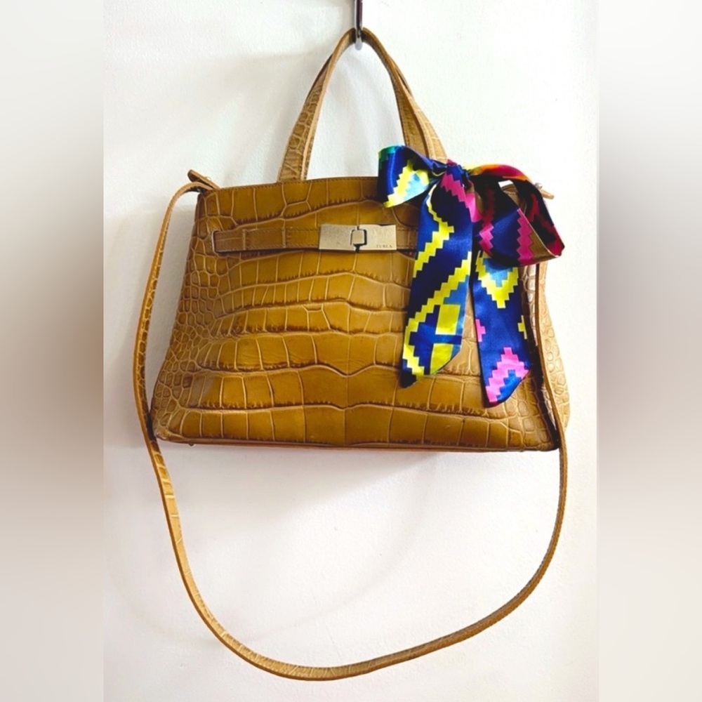 Furla
Alligator Embossed Shoulder Bag 13" X 8.5 EUC